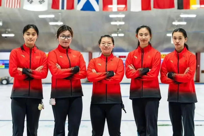 在线娱乐-中国女子冰壶青年队时隔八年再获铜牌！上海班底闪耀世青赛|中国女队|美国队|米兰冬奥会|女队|中国队_新浪体育_新浪新闻